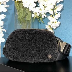 Lululemon Everywhere Belt Bag 1L *Fleece Black & Gold